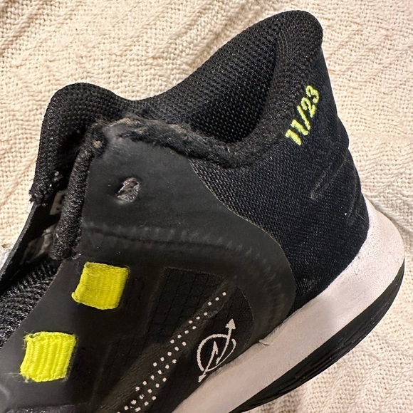 Nike size 5 Kyrie Flytrap V 5 Black White Cool Grey Volt Youth Kids Boys size 5 - Picture 2 of 12